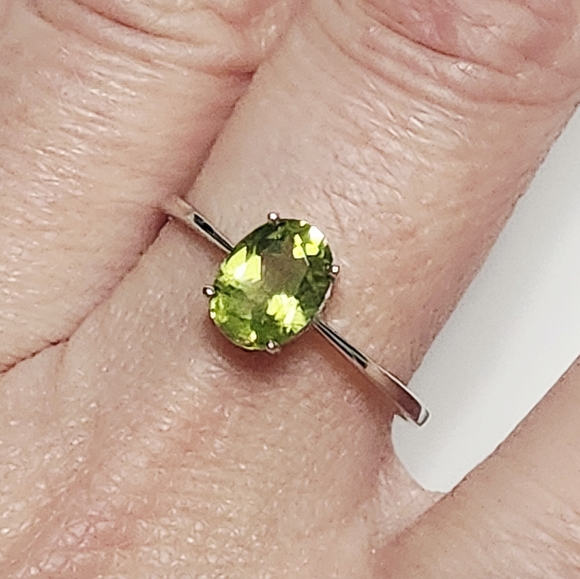 1.25 ct Peridot Sterling Silver Oval Solitaire Ring size 9 NEW - Picture 3 of 9